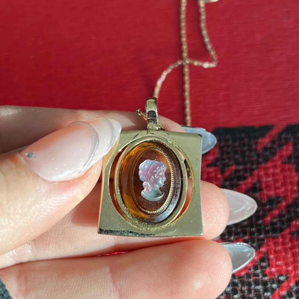 3/$30 🌟 Vintage Cameo Pendant Gold Tone Necklace - Picture 5 of 7